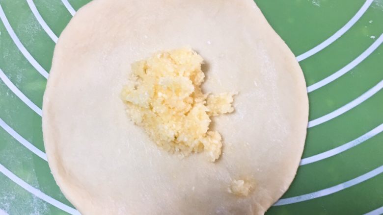 酥粒椰蓉面包,简单的一种,剂子擀成圆饼,放入椰蓉馅。