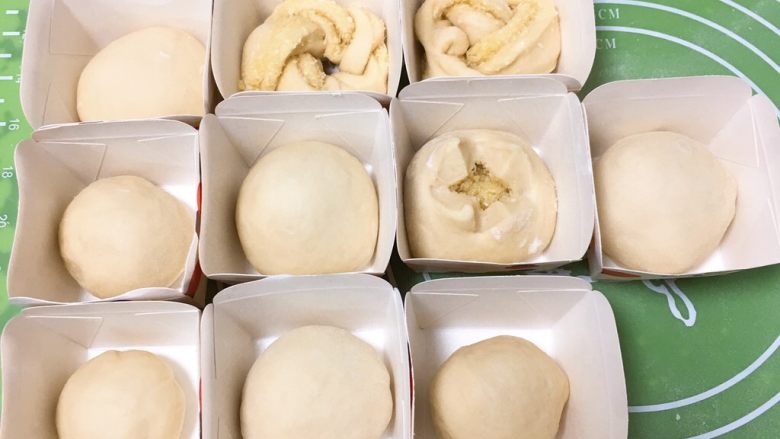 酥粒椰蓉面包,这次剂子分成30克、40克和50克的,试试哪个规格是最佳。