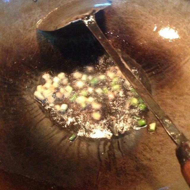 东北地三鲜,留底油,下葱姜爆香