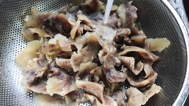 酒香火爆牛杂,食材处理:
从市场买回来的牛杂用清水反反复复里里外外冲洗几遍