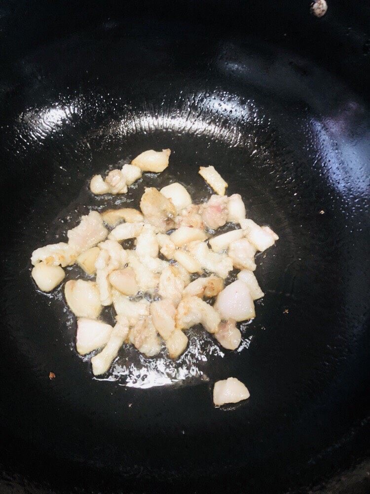长豆饭(豇豆角饭),放一点油下去煎,容易出油且不易粘锅