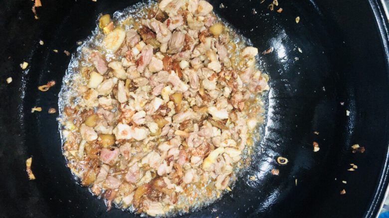 长豆饭(豇豆角饭),翻炒均匀至猪肉熟后加入长豆