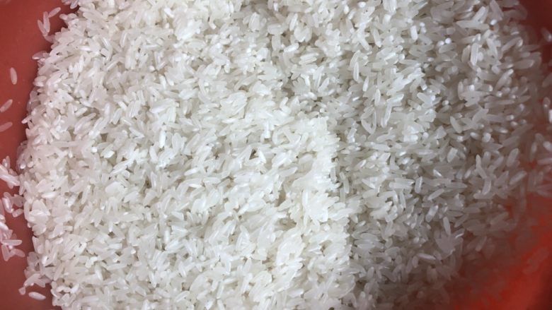 长豆饭(豇豆角饭),这个时候可以先洗米,准备下锅焖。
