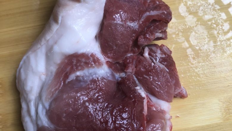 长豆饭(豇豆角饭),准备前猪腿肉,肥瘦分开,分别切成细丁。