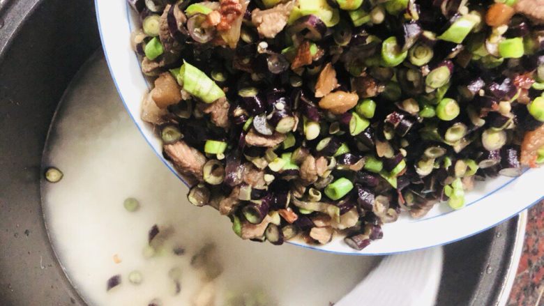 长豆饭(豇豆角饭),倒入电饭锅里跟大米搅拌均匀。