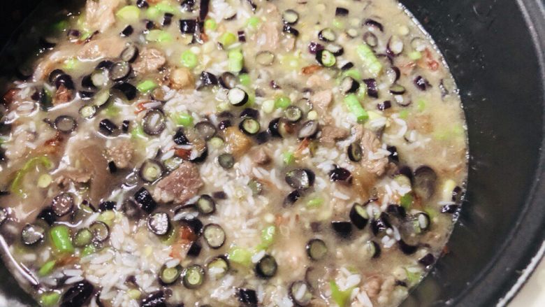 长豆饭(豇豆角饭),看起来颜色很好看,盖上盖子焖煮。等饭熟的时候再搅拌均匀就可以开吃了。