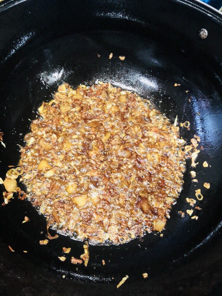 长豆饭(豇豆角饭),颜色很好看。这里可以把葱油盛起来备用,我是没有盛起来,直接炒,觉得更入味。