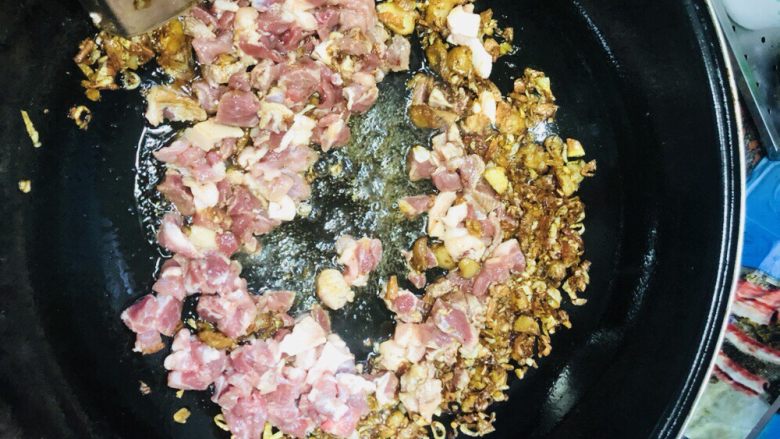 长豆饭(豇豆角饭),加入瘦肉丁翻炒