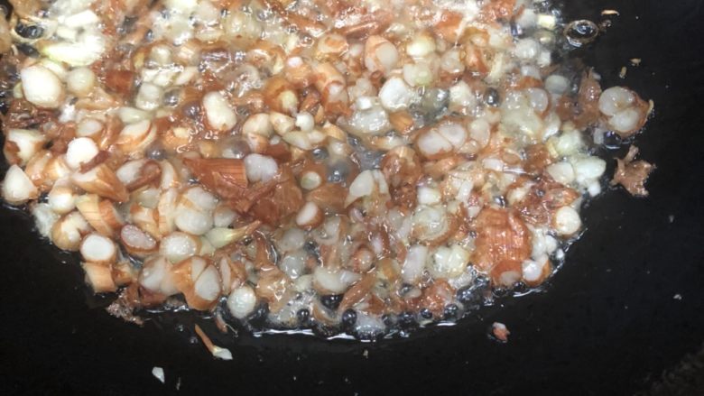 长豆饭(豇豆角饭),肥肉煎好后拨到一边,放入切好的葱头,用锅铲轻轻画圈摩擦葱头,让它圈圈分离,煎香。