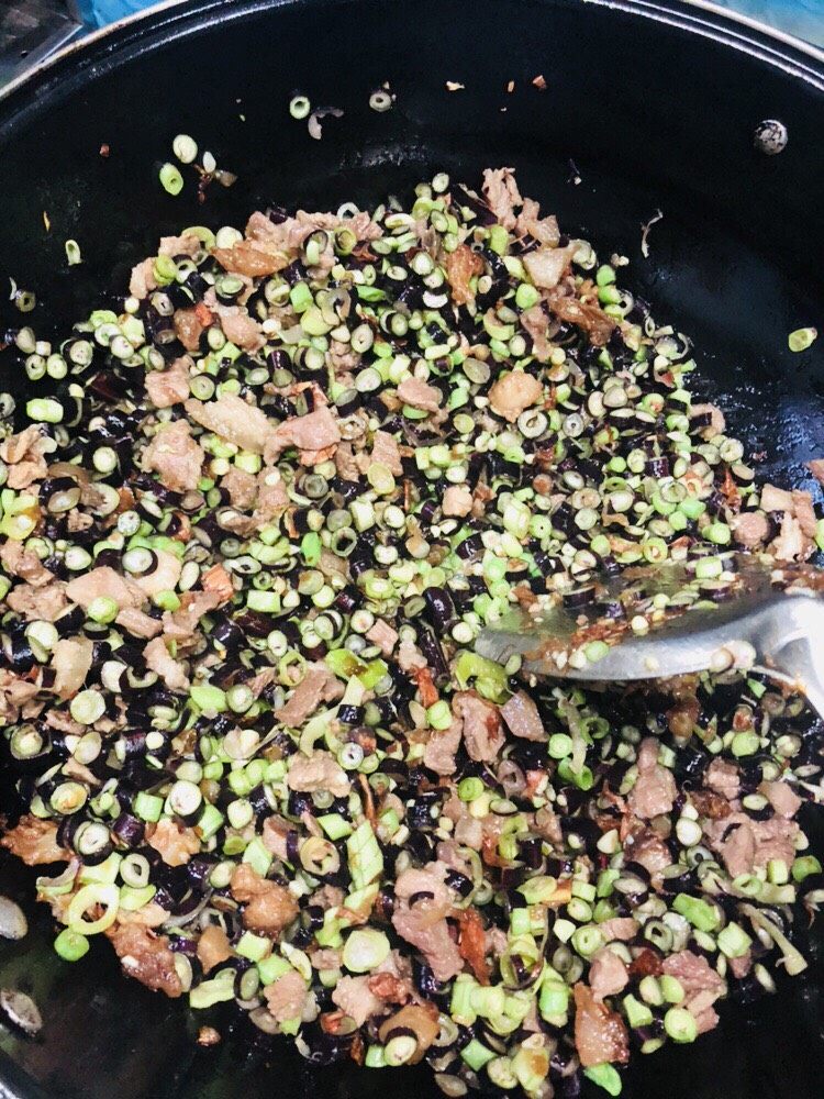 长豆饭(豇豆角饭),配菜部分完成。