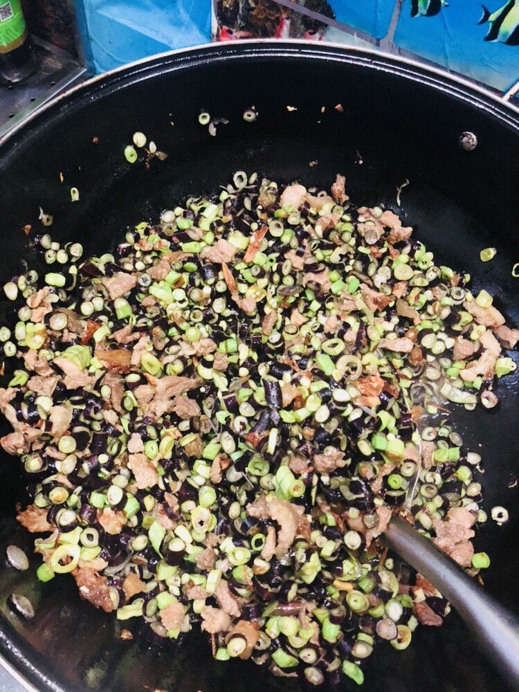 长豆饭(豇豆角饭),稍微翻炒至长豆表面变色,加入适量盐调味。