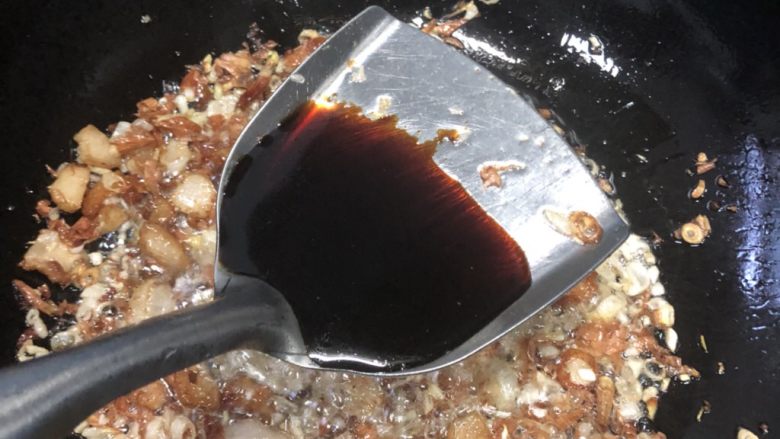 长豆饭(豇豆角饭),加入适量<a style='color:red;display:inline-block;' href='/shicai/ 692'>酱油</a>翻炒均匀爆香