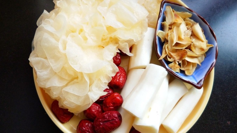 山药百合银耳羹,准备食材,为了拍照方便,铁棍<a style='color:red;display:inline-block;' href='/shicai/ 28'>山药</a>已经去皮。