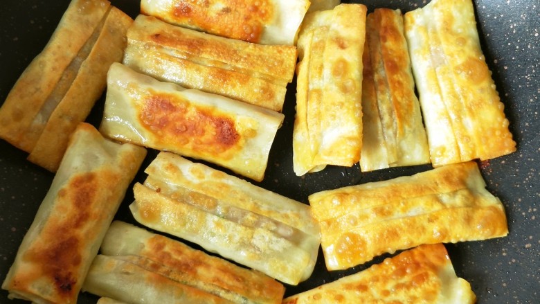 馄饨皮锅贴,小火将两面煎黄就熟啦!