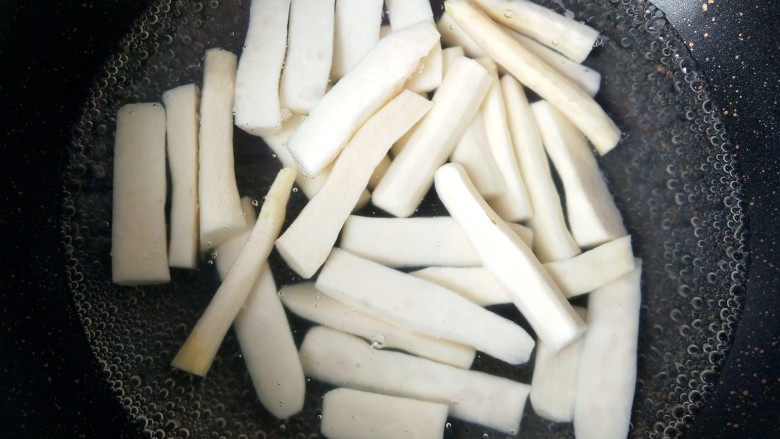 糖醋铁棍山药,锅内放清水,水开后放山药,焯水两分钟捞出。