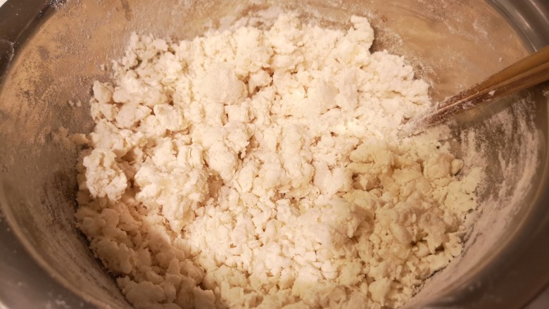 小油饼卷饼,一点点加入开水,用筷子搅拌成颗粒状。