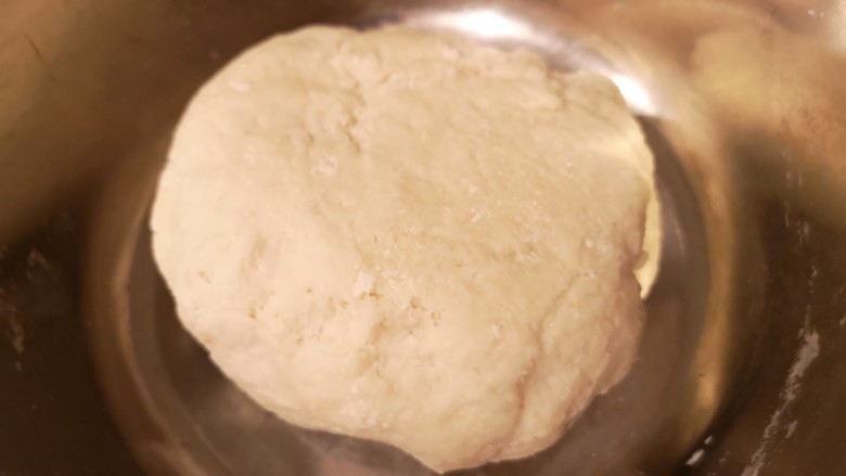 小油饼卷饼,等所有的面粉都搅成颗粒状之后。把面和成面团儿。醒面20分钟,中间可以揉两下。