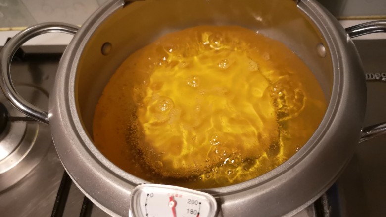 小油饼卷饼,锅内放入油,油温大约140度左右,放入饼。