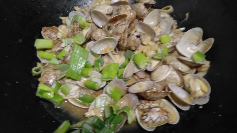酱香花蛤,大火收汁,撒入葱绿碎。
