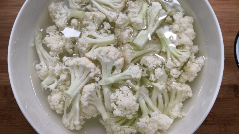 腐乳菜花,把分成小朵的花菜,放入淡盐水中,浸泡15分钟
