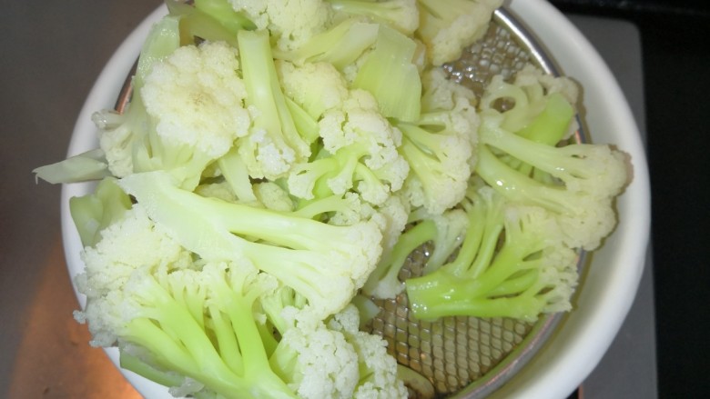 腐乳菜花,时间到,用漏勺捞出花菜