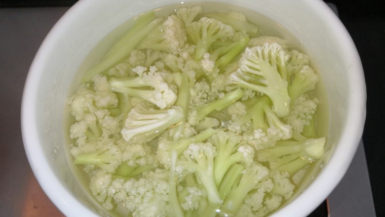腐乳菜花,水煮开后,放入花菜,焯水1分钟