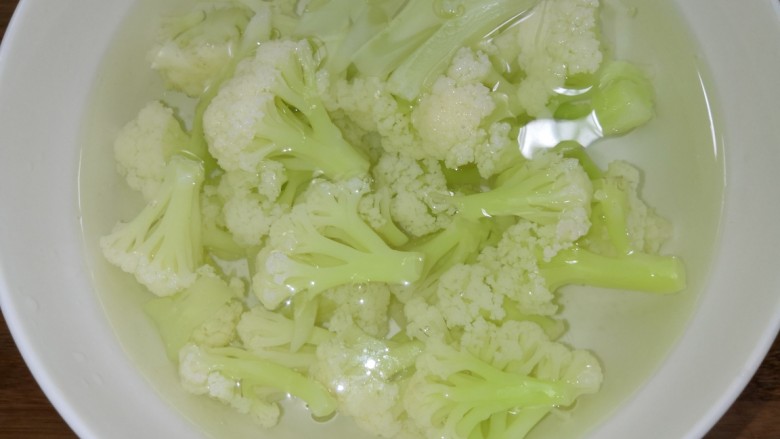 腐乳菜花,把捞出的花菜,放入凉白开中,过凉