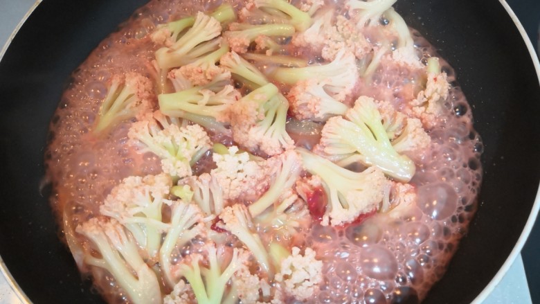 腐乳菜花,翻炒均匀后,小煮1分钟入味