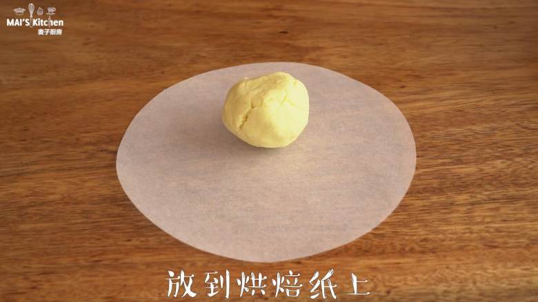 【奶片】只要二种材料超简单!,将奶粉放在烘焙纸上,盖上一张烘焙纸