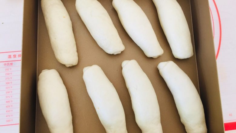 芝麻肉松包,放入模具里,进行二发。