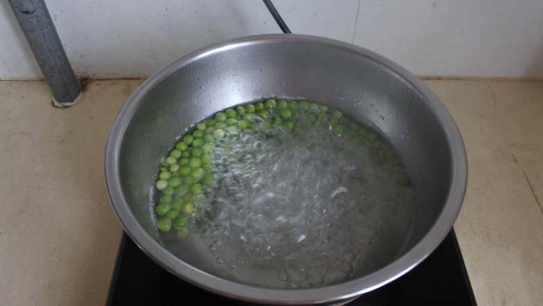 火腿杂蔬焗吐司,豌豆煮熟备用