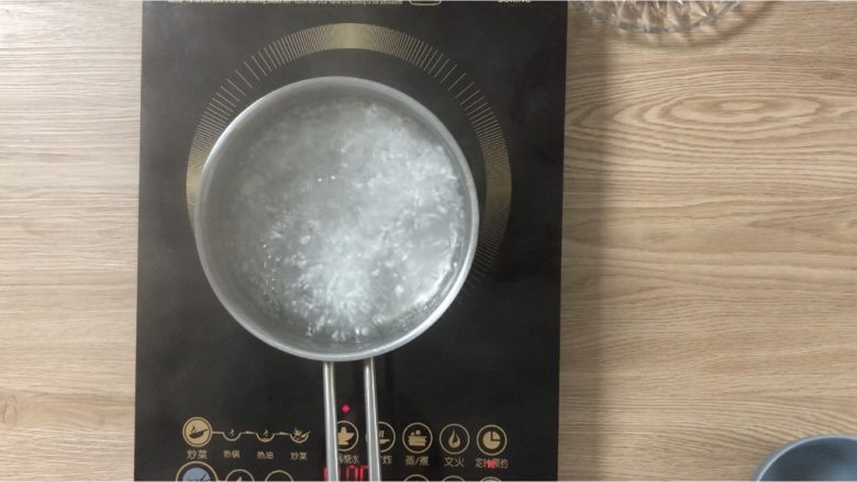 夏日甜品合集(秒杀满记系列),煮西米: 称大约800g水,电磁炉大火烧开。水开后倒入30g西米,煮10分钟至透明,煮的过程中注意不时搅拌以防粘底。煮至透明后盖盖焖20分钟,至西米完全透明无白芯。煮好后捞出过凉水备用。