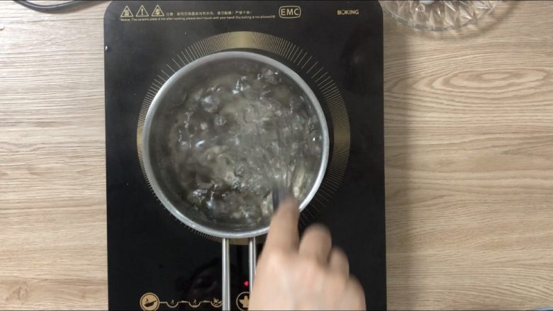 夏日甜品合集(秒杀满记系列),煮黑糖珍珠: 称大约800g水,大火烧开,烧开后倒入50g黑糖珍珠,中火煮25-30分钟,煮好了过冷水,备用。