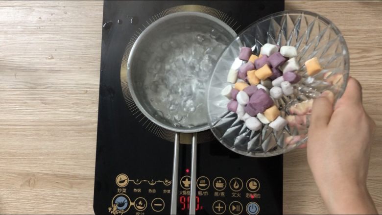 夏日甜品合集(秒杀满记系列),煮芋圆: 称大约800g水,大火烧开后倒入芋圆,中火煮10分钟,过冷水,备用。