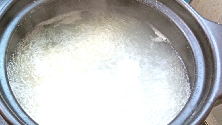 番茄丝瓜补钙粥,水开后,抄底搅拌均匀