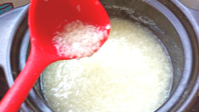 番茄丝瓜补钙粥,粥熬好,下入炒好的丝瓜番茄搅拌均匀