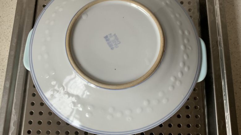 虾仁炖蛋,多功能蒸锅上汽后,放入蛋液,盖上一个盘子