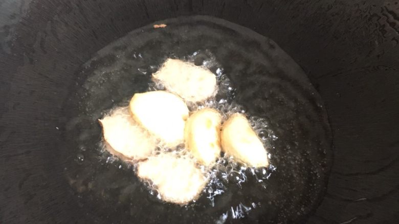 豆豉鸡,放入蒜头,姜片爆香,捞起备用