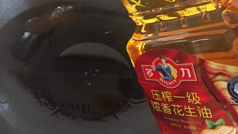 豆豉鸡,热锅放油,要多放一点