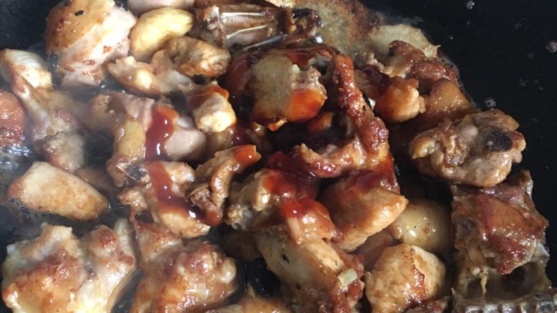 豆豉鸡,蠔油,加入一点清水炆煮2分钟