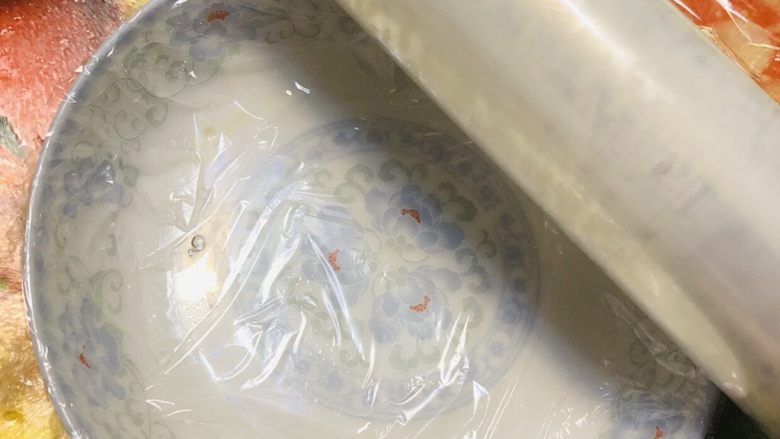 鲜果酸奶冰/冻,找一个圆盘,贴上保鲜膜。有条件的话可以用方形的玻璃器皿。