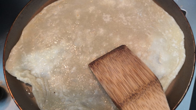 香蕉飞饼卷,把面皮放上,关小火煎