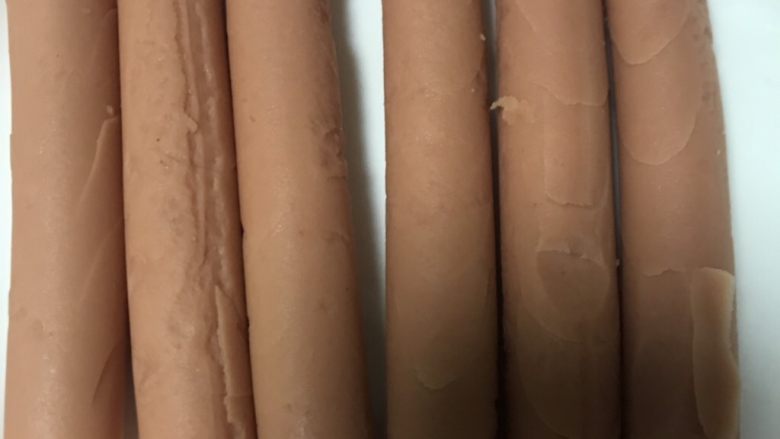 炸火腿🌭
童年的味道
(简单美味),将火腿肠除去包装再均匀的在肠的两侧切花(建议切得深一点 用刀切角度靠近火腿肠。⚠️注意安全)