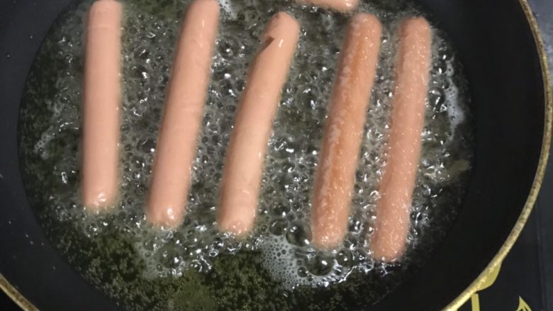 炸火腿🌭
童年的味道
(简单美味),开始炸火腿 注意适当翻面(⚠️注意油会飞溅)