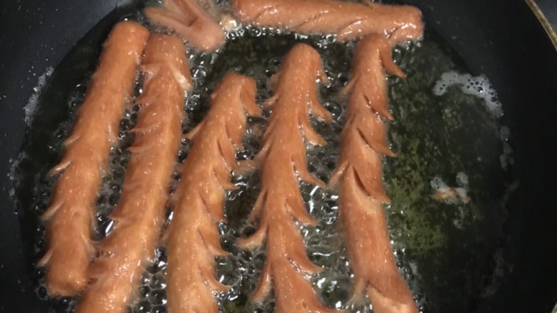 炸火腿🌭
童年的味道
(简单美味),炸至两面金黄火腿肠开花即可出锅(喜欢吃焦脆一点的可以再炸久一点,按个人喜好来定)
