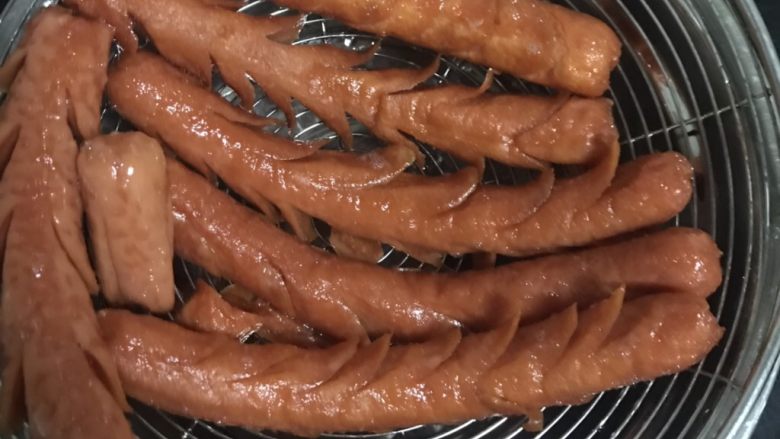 炸火腿🌭
童年的味道
(简单美味),建议用个油网漏 将油滤掉些没有网漏的可以用高一点的碗将火腿肠斜放滤油