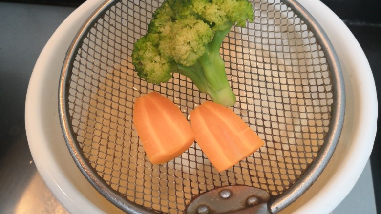 西兰花玉米鸡肉糕,焯好后,捞出,凉凉
