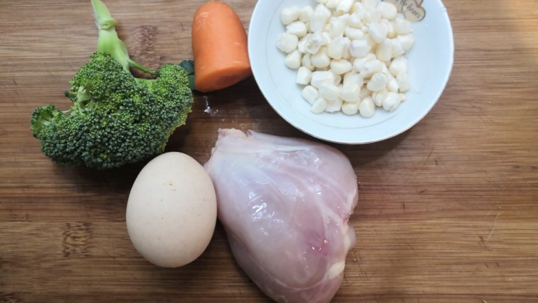 西兰花玉米鸡肉糕,把所需要的食材,准备好