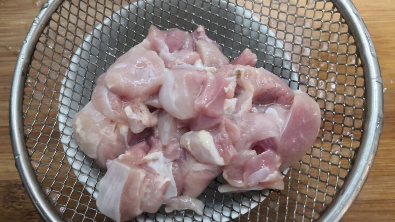 西兰花玉米鸡肉糕,把腌制的鸡块,再次冲洗干净,把姜丝,剔出扔掉