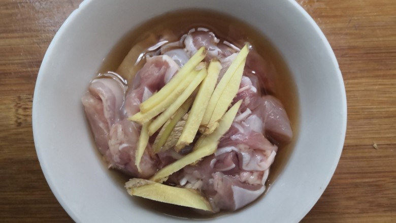 西兰花玉米鸡肉糕,鸡块,放入碗中,加入姜丝和<a style='color:red;display:inline-block;' href='/shicai/ 718'>料酒</a>,浸泡腌制15分钟,去腥